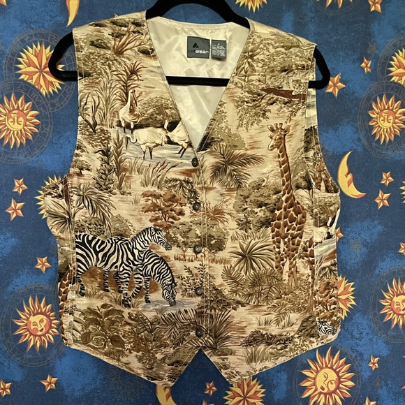 Liz wear safari vest - Picture 10 of 10